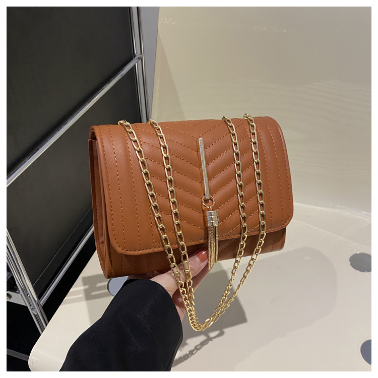 Borsa a tracolla donna con ricamo catena e nappine elegante_voghion.com