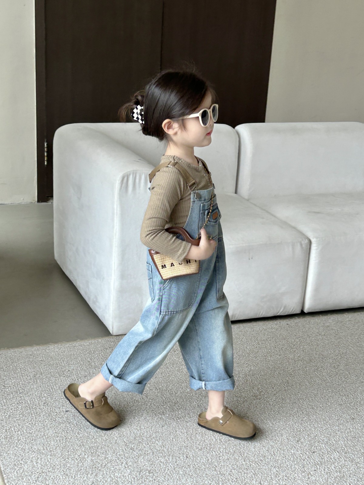 2024春の新しい女の子のズボンの薄い色のジーパンのゆったりしたファッションの女の子の背もたれのズボンの韓国版の子供服のファッション