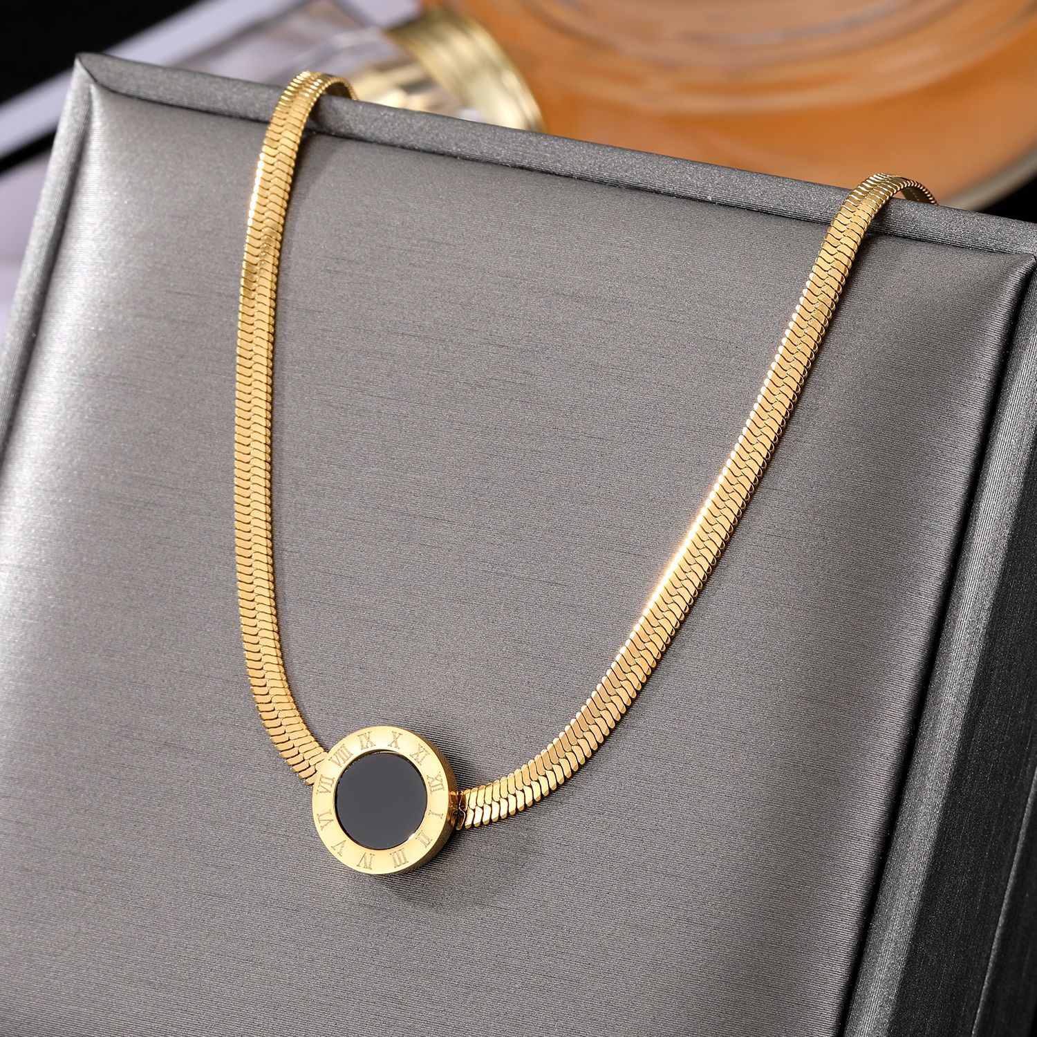 Bracciale in acciaio inossidabile con quadrante in stile lusso leggero e numeri, bracciale rotondo nero, catena con chiusura a cerniera, bracciale con catena a serpente piatta in oro_voghion.com