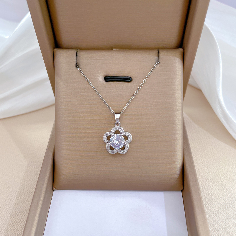 Five Leaf Flower Necklace In Titanium Steel With Gold Finish For Women_voghion.com