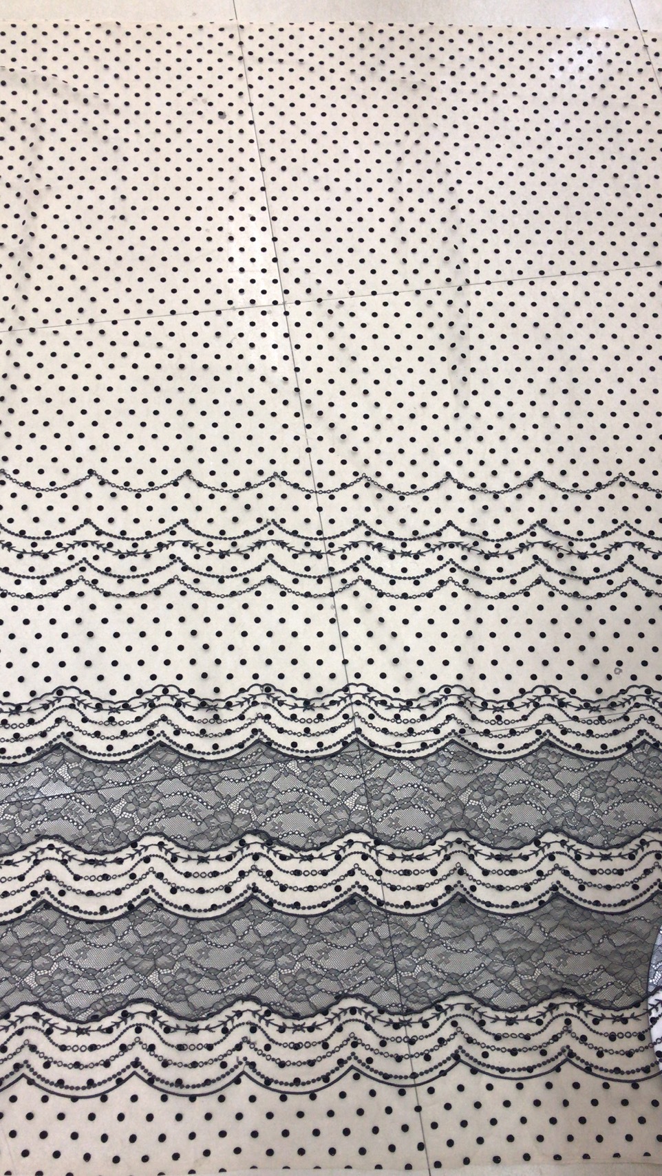 厂家直售新版现货的波点植绒点绣波浪蕾丝花边满幅
