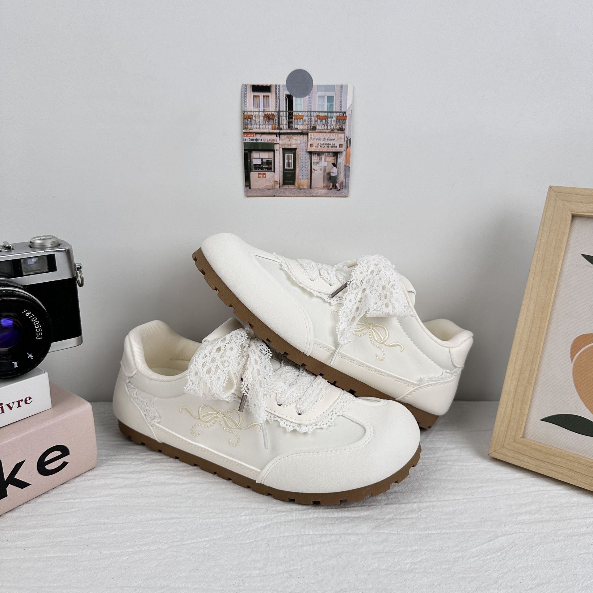 Zapatos blancos de ondas distantes de 2025 mujeres de verano ballet de encaje de zapatos de entrenamiento de estilo alemán, zapatos de skate casuales de nicho