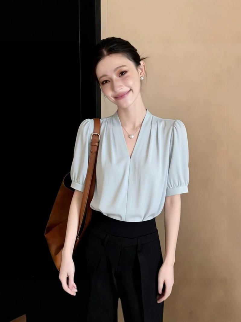 Áo sơ mi ngắn tay nữ satin dáng suông, chất liệu satin mềm mại, kiểu Pháp thanh lịch — màu xanh nhạt