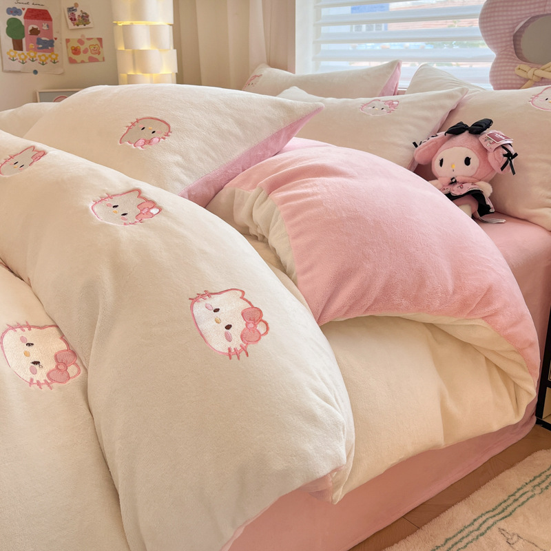 Leche de seda cama de cuatro piezas 2025, nuevo otoño y invierno de seda de coral, sábanas de calentamiento gruesas, colchón de cama de tres piezas