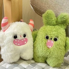 小さな赤い本と同じスタイルの小さな雪のモンスターの創造的なぬいぐるみ、かわいいマウスのペンダント、バッグ、人形、アクセサリー、人形