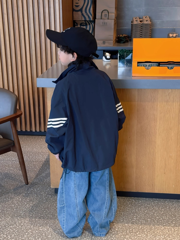 Ropa infantil otoño de 2025 nuevo estilo para niños, niños de tamaño mediano, estilo coreano, chaqueta de cuello vertical con rayas de color contraste, ropa de asalto para niños image 5