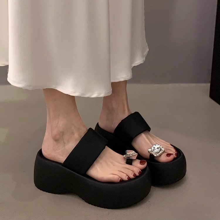 Aumentar la altura de la parte inferior gruesa de las zapatillas frías de dedo de la mujer 2026 nuevo estilo de alta calidad no se cansa pies sandálias de playa