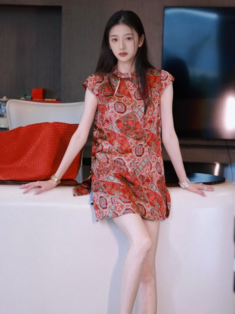 Đầm suông midi phong cách Trung Hoa mới, chất liệu rayon, họa tiết in thêu cao cấp — Màu đỏ san hô, Màu caramel