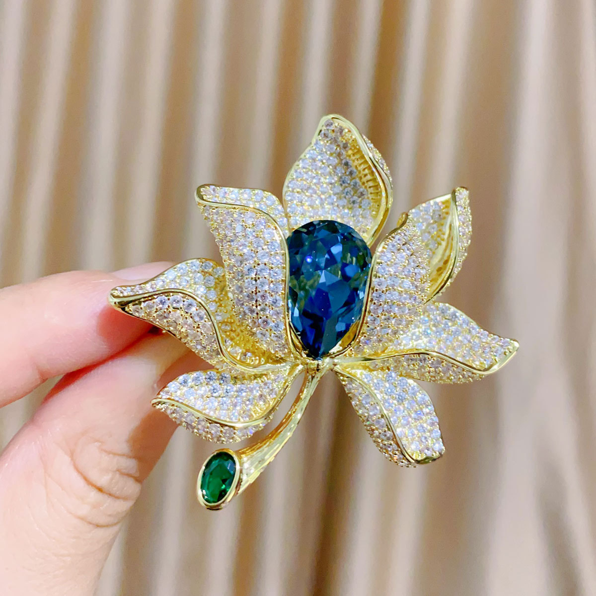 Dulce Pin Flor Cobre Embutido Cristal Circón Mujeres Broches display picture 4