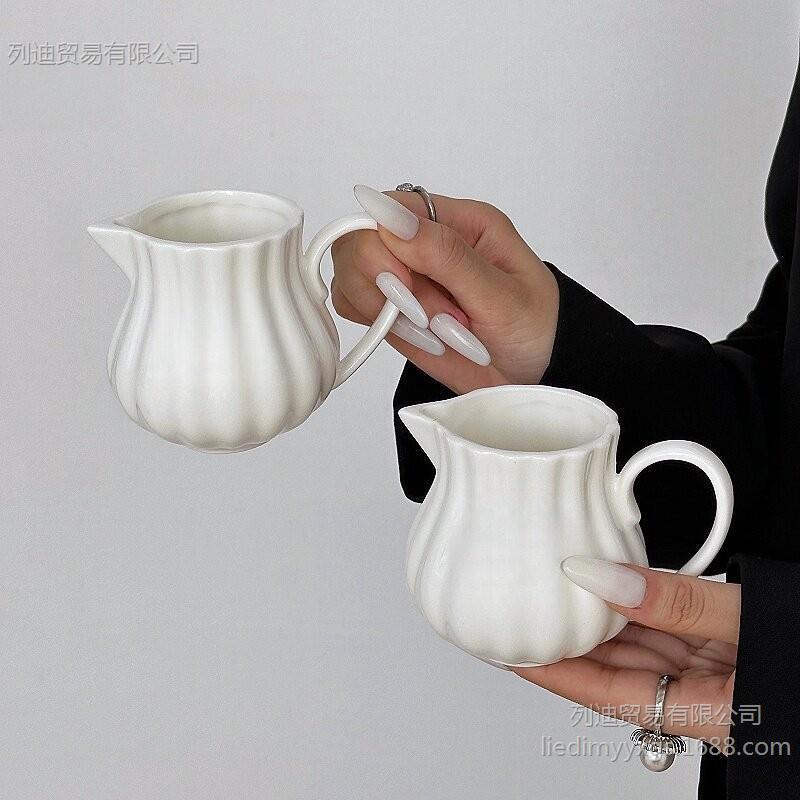 Ceramic small milk jug, European-style milk pot, milk container, microwave-safe, English-style milk cup, coffee dispenser, pure white embossed milk cup
