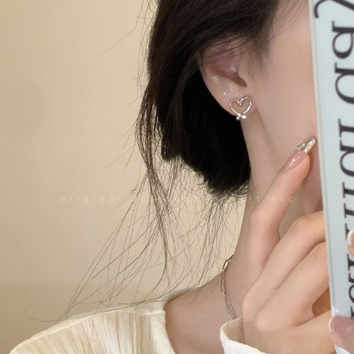 S925 Silver Sweet Heart Stud Earrings for Women, Hollow Design, Unique and Chic Earrings, High-end, Stylish and Versatile, Instagram-style Ear Decorations