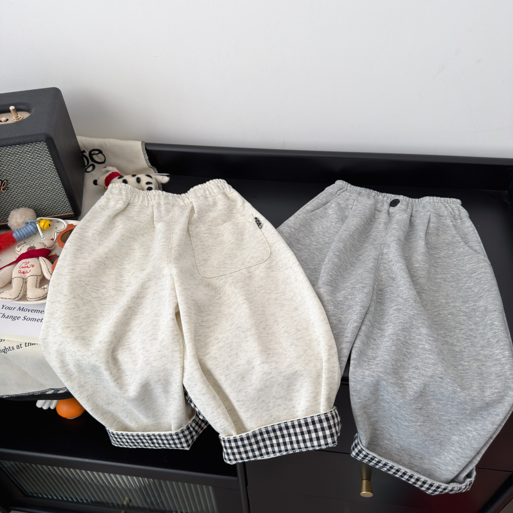 Factory direct wholesale of 2026 autumn children's clothing, new trendy casual pants, popular plaid versatile casual pants for kids.