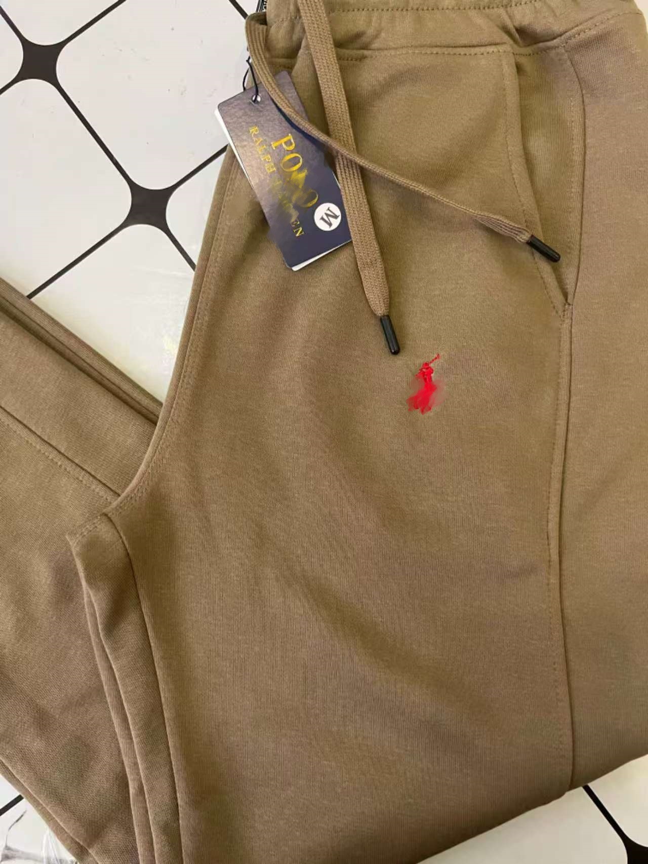 카키색 바지 작은 빨간 말