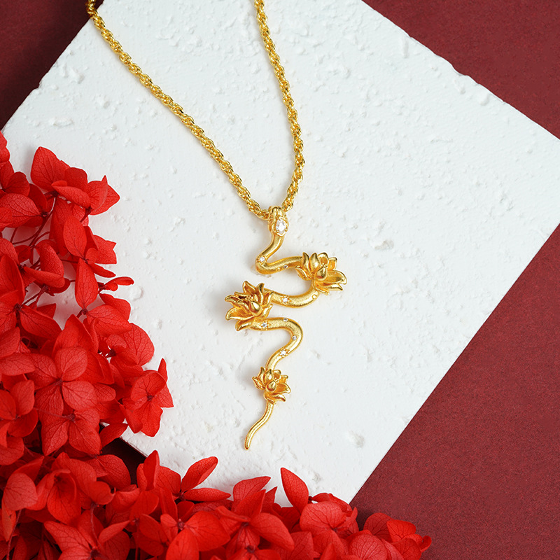 Colgante de oro de arena vietnamita transfronterizo, colgante de serpiente de espíritu pequeño de loto con incrustaciones de diamantes retro, joyería de alta gama salvaje femenina al por mayor