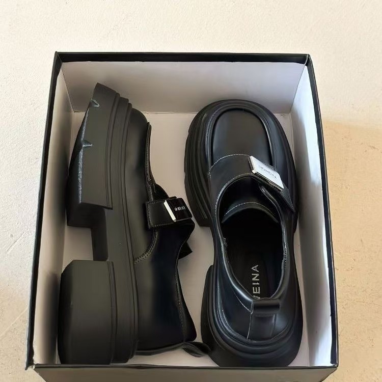 Zapatos de cuero pequeños de estilo británico para mujer otoño 2025 nuevo estilo primavera y otoño retro todo-fósforo con falda de fondo grueso Love zapatos individuales