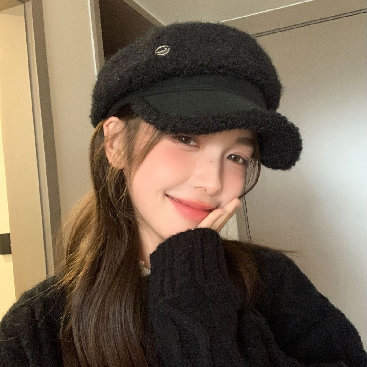 가을, 겨울 새로운 스타일 여성 양고기 벨벳 따뜻한 방풍 팔각형 모자 유행 금속 라운드 라벨 가죽 브림 모피 가장자리 오리 모자