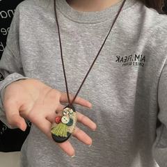女性用パーソナライズされたレザーリーフペンダントネックレス、レトロセーターチェーン、ロングシンプルなコットンとリネンのアクセサリー、多用途のフォレストスタイルペンダント