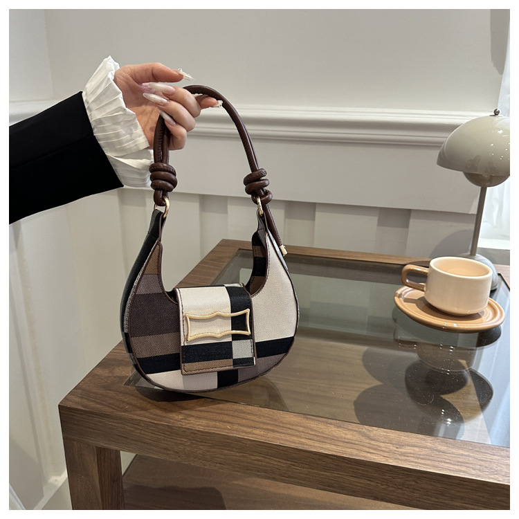 Textura de moda, estilo occidental, un solo hombro, bolso de hombro de color de contraste de personalidad de moda, 2024 nuevo bolso de hombro de verano