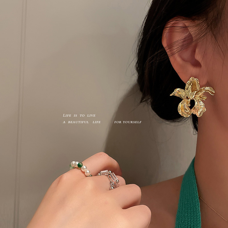 Aguja de plata 925 irregular Flor de Oro pendientes francés retro metal frío estilo Corea del Sur Internet celebridad pendientes para mujeres