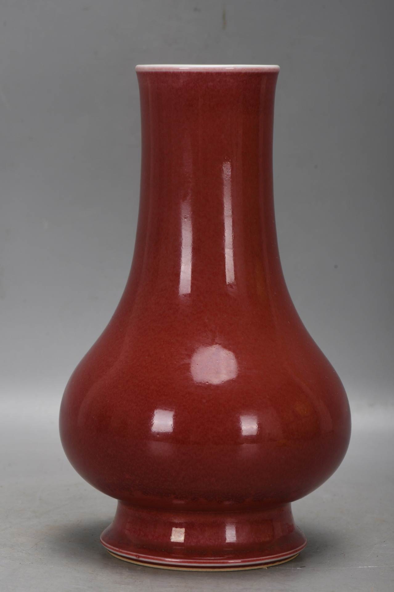清，康熙祭红穿戴瓶一个高21厘米，口径6厘米，肚径12.5厘米，底