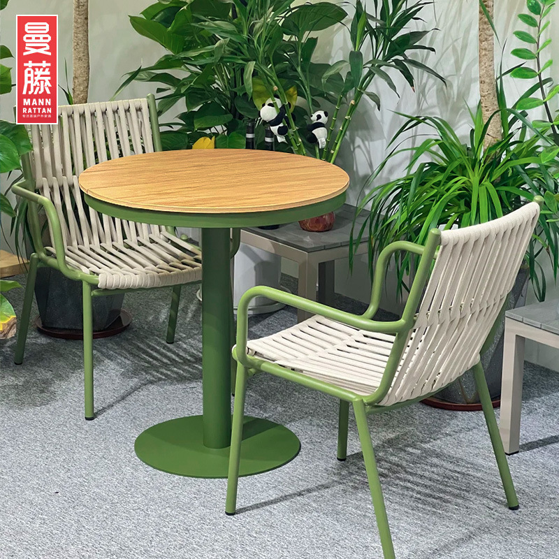 籐編み屋外テーブルと椅子の組み合わせ家具のサンプルルームレジャー屋外庭ガーデンバルコニーサンルーム屋外テラス|undefined