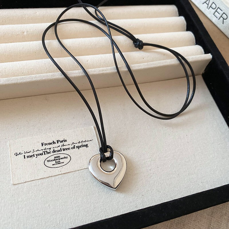 Nuevo estilo de cuero chino, colgante, collar de borlas, estilo étnico femenino, cadena de suéter retro de nicho, moda, artículos de alta gama