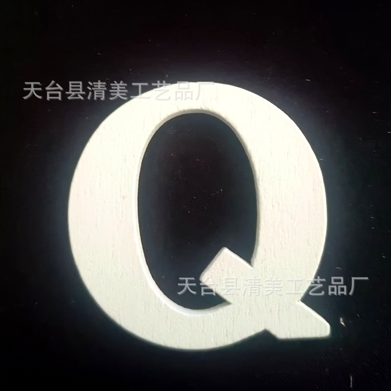 Nuevos productos transfronterizos Decoración navideña Colgante de hoja de madera Artesanía de madera Colgante pequeño Colgante de costura a cuadros negro y rojo