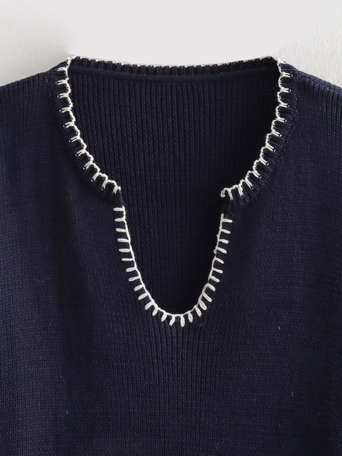 Women's 2023 autumn new item niche design V-neck decorative knitted sweater with stitching_voghion.com