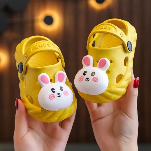 Factory direct sales children's non-slip lightweight clogs anti-collision outdoor home cute toddler cute slippers summer EVA