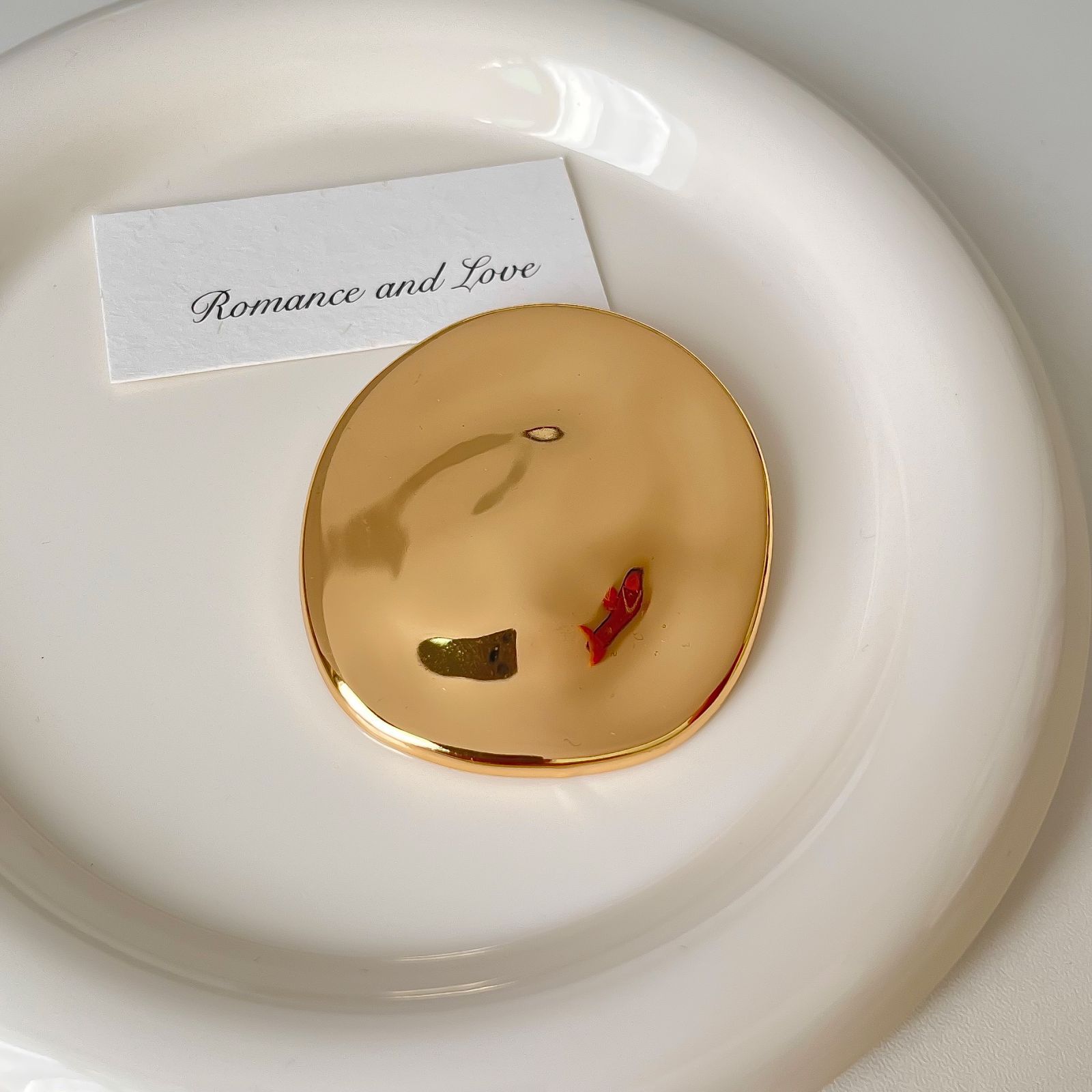 Broche elegante con efecto ondulado en acero de titanio_voghion.com