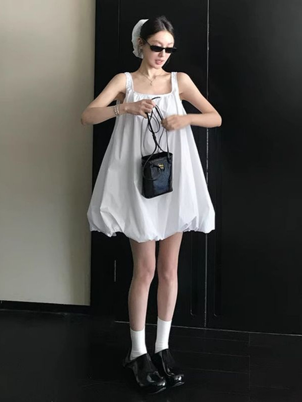 夏の新しいリゾートスタイルのUネックベスト、小さな白いスカート、フェミニンなルーズフラワーバドスカート、ルーズAラインドレス、トレンディ|undefined