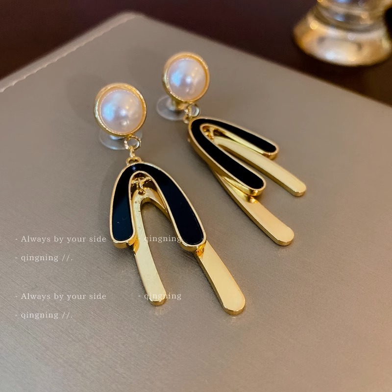 1 Pair Ig Style Exaggerated U Shape Inlay Alloy Pearl Drop Earrings display picture 4