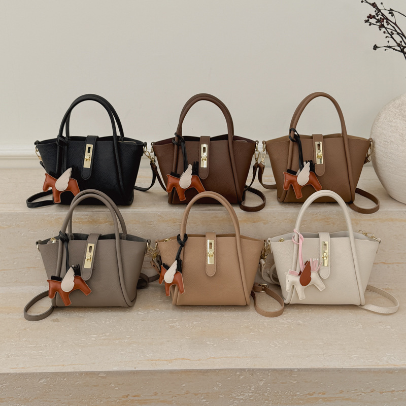 Bolsa de balde de agua de lichi estilo extranjero bolso de ocio coreano 2025 nuevo viaje de hombro mochila para mujeres