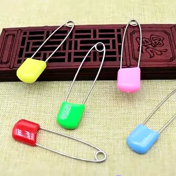 Color children's safety pin plastic head multi-purpose baby fixing clothes saliva towel pin safety buckle pin