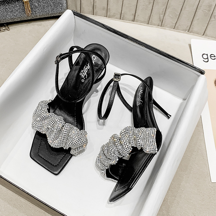 Romantic and delicate summer sandals with a strap with rhinestones…
