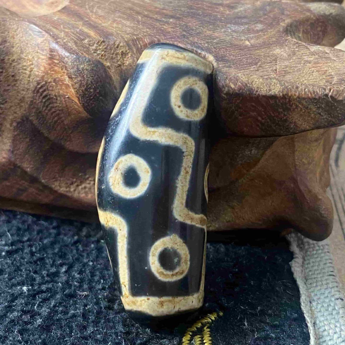 Vintage-style bracelets and necklaces featuring 42-52mm black and yellow agate dzi beads, ox horn beads, nine-eyed and seven-eyed treasure bottles, etc.