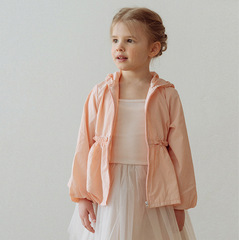 A children's hooded zip-up sunscreen coat with a scalloped edge, featuring a waist-cinching design, suitable for air-conditioned rooms, for spring and summer.