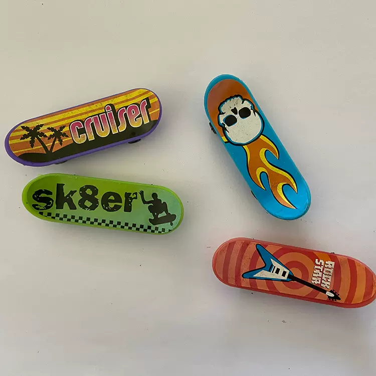 创意塑料迷你指尖滑板桌面手指滑板车儿童益智运动减压解压玩具