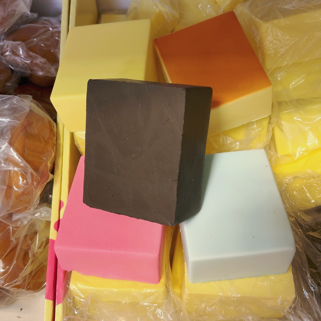 느린 리바운드를 지닌 무작위 촉촉하고 부드러운 느낌의 우유 벽돌 1개