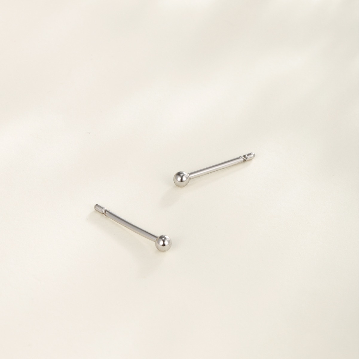 Joyería Xuping pendientes dorados, pernos de orejas de bolas brillantes, mini pernos de orejas coreanos al por mayor para mujeres