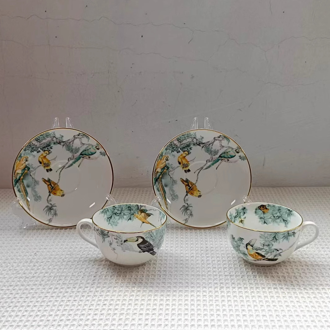 Lujo ligero de estilo europeo, porcelana de hueso de la selva ecuatorial, taza de café, platillo, taza de té de la tarde, juego de caja de regalo, regalo de boda de cumpleaños