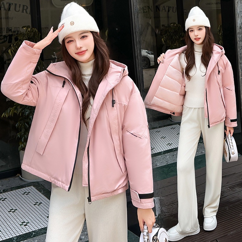 Capa de algodón de pluma para mujeres corta de invierno 2025 nueva moda suelta con una chaqueta de algodón delgada y cálida y gruesa