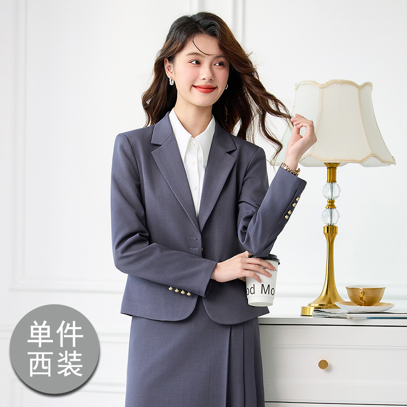 밝은 회색 정장