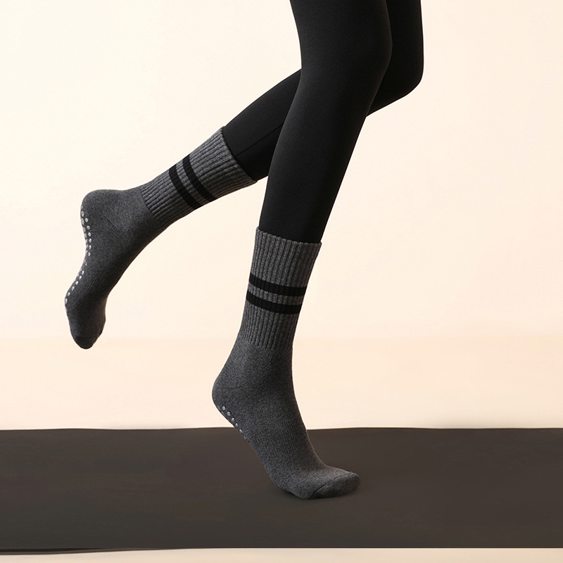 Calcetines de yoga profesionales al por mayor para mujer, calcetines deportivos de Pilates de algodón puro a rayas antideslizantes de longitud media, especiales para primavera, gruesos.