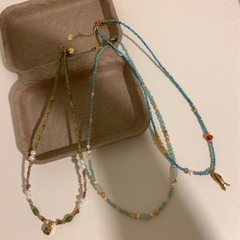 スティーン【青い小魚】が欠けているため、白い青い石のビーズのネックレスがレトロで、鎖の女性が集まっています。