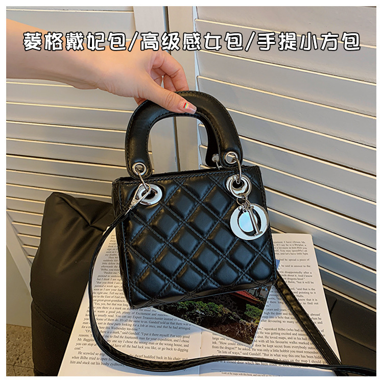 包包女小香风时尚女包秋冬亮面斜挎包小众简约手提菱格气质戴妃包