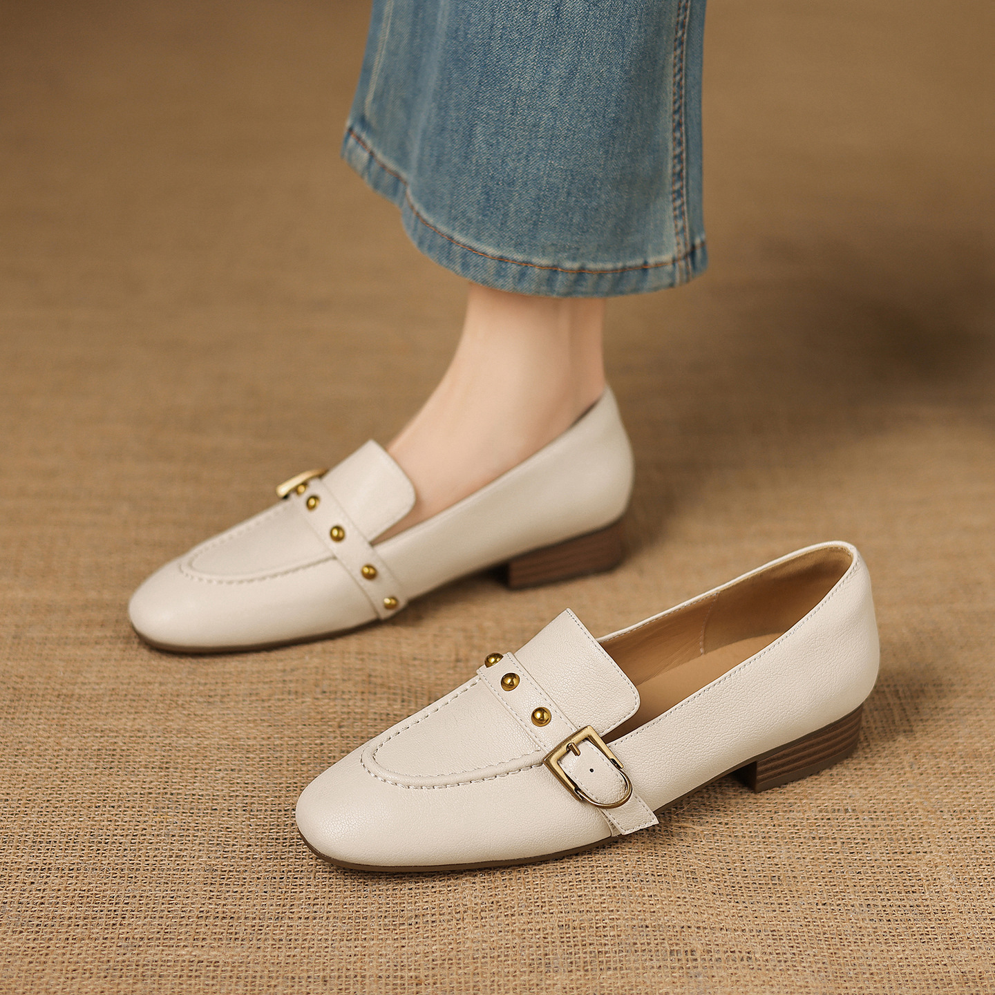 Giày da cừu loafer nữ mũi tròn gót thấp đinh tán — đen