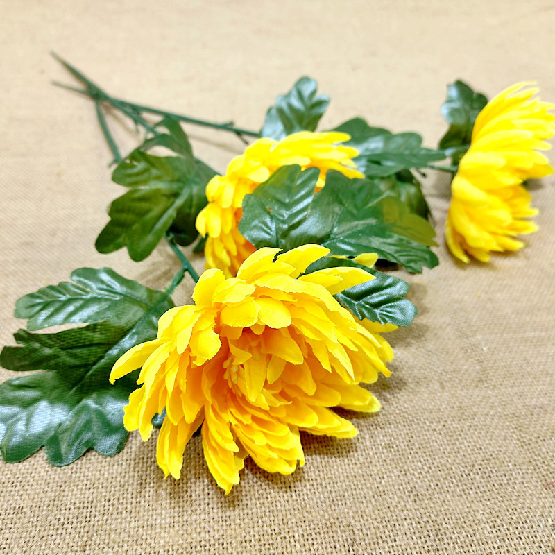 菊の造花をシミュレーションしてお墓を祭る上でお墓の手を持って花の霊堂の墓地に絹の花の家庭の装飾の花の卸売りを並べます。|undefined
