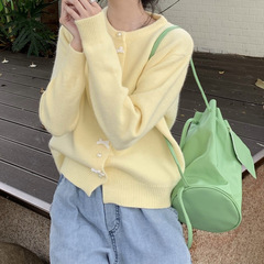 小柄な優しい風のカーディガンのコートは日本の柔らかいモチモチの怠惰な風のセーターのかわいい甘い風のニットの上着の女性です。
