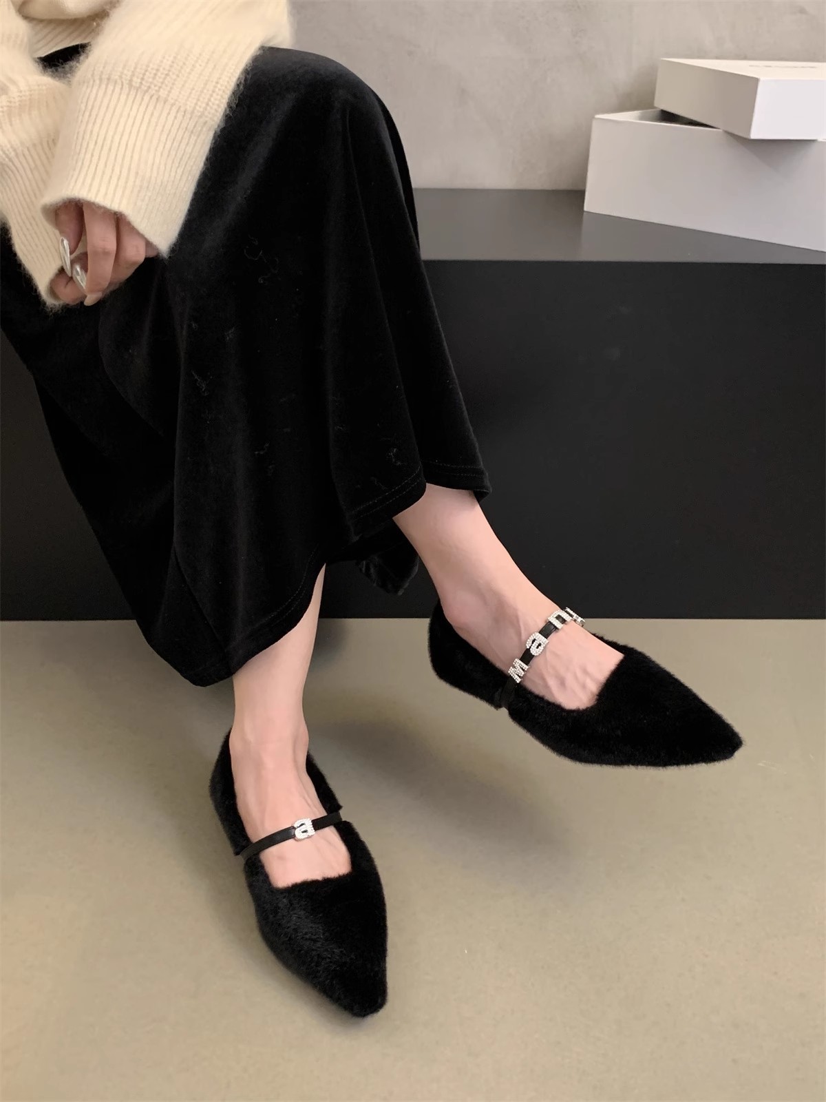 2023 Autunno/inverno Nuova edizione coreana a punta acqua diamante scarpe di peluche per le donne con peluche e stile fata suola piatta scarpe singole_voghion.com